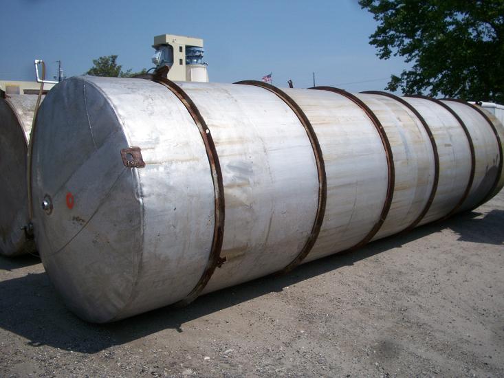 Used approximately 5500 gallon 304 stainless steel vertical storage tank