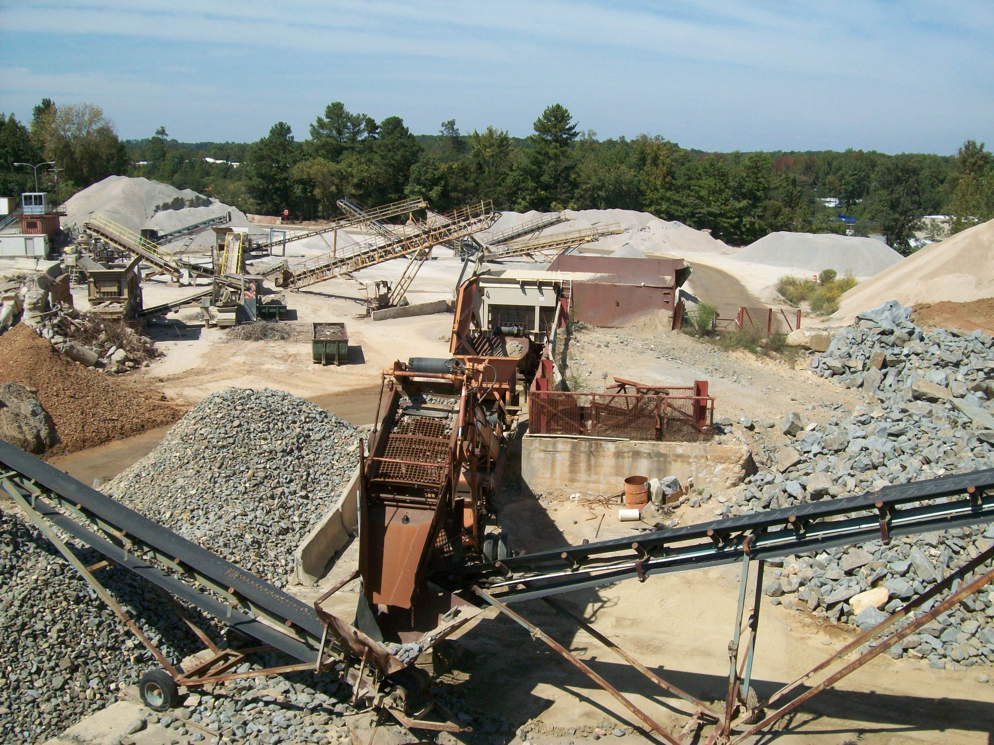 Senebogan working in a scrap yard